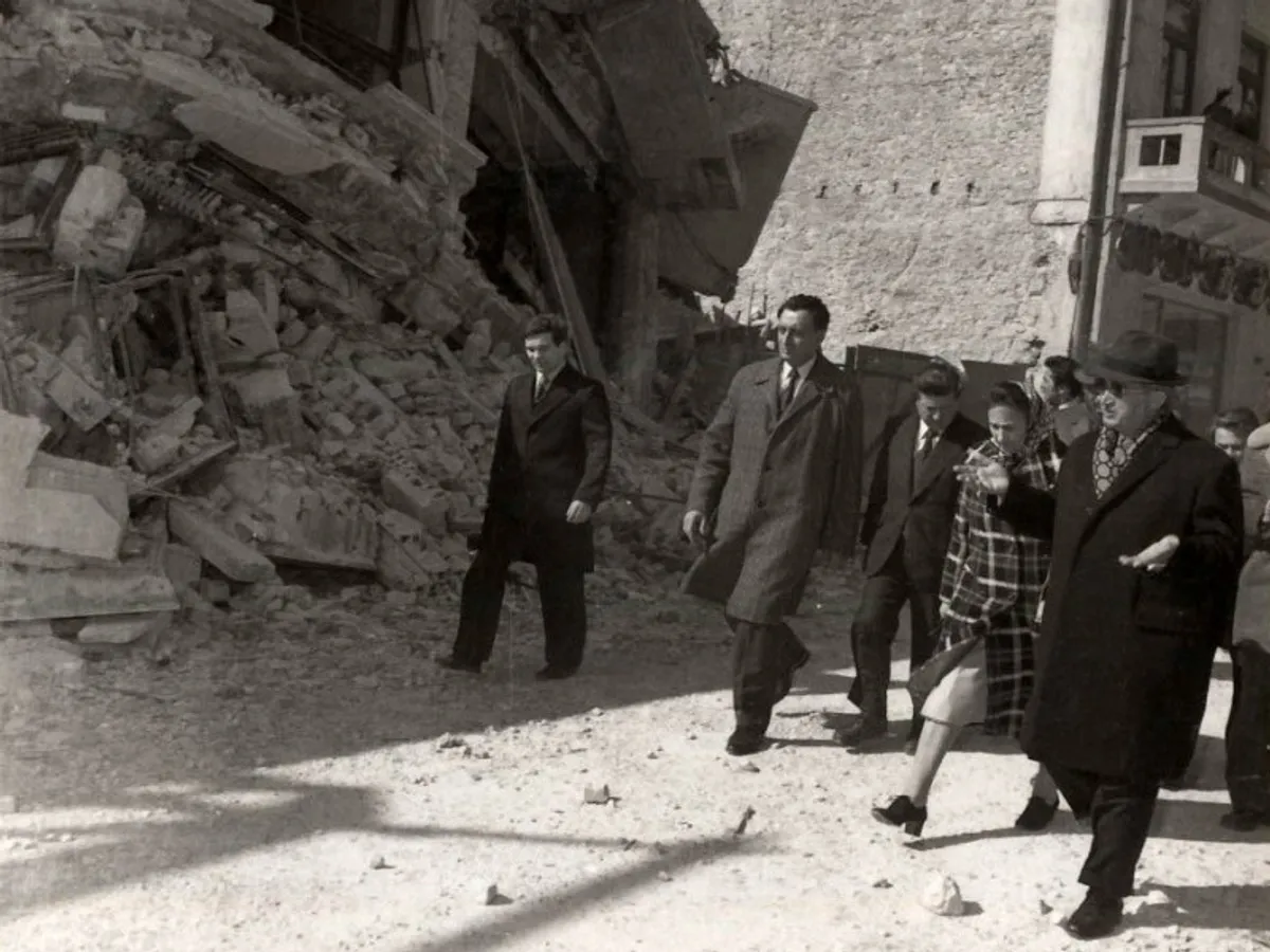 Cuplul Ceaușescu inspectând zona unde s-a prăbușit Blocul Nestor