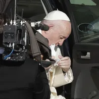 Papa Francisc cu mască, surprins de fotojurnaliștii AP. Imagine publicată pe blogul AP - apnews.com