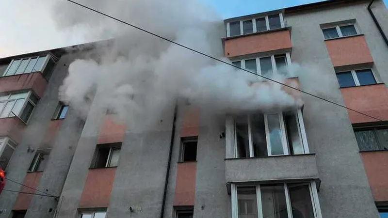 Bloc în flăcări, de la o lumânare aprinsă. Un apartment distrus total, o piscă a murit - Foto: ISU