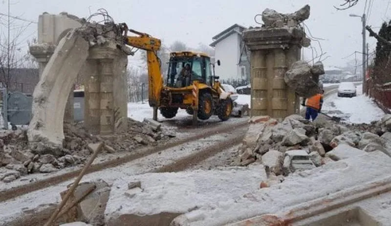 Poarta Cimitirului Evreiesc, demolată. Sursa foto: Reporteris.ro