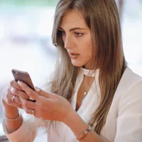 O femeie citește un mesaj pe WhatsApp - Foto: freepik (rol ilustrativ)