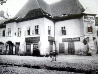 Imagine veche cu hotelul „Împăratul Romanilor” din Sibiu - Foto: arhiva
