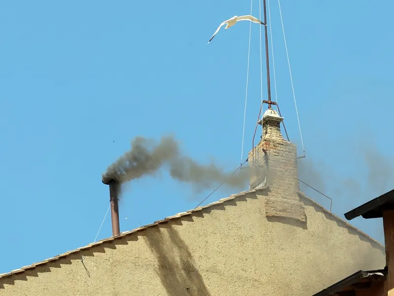 Fum negru, din nou, la Vatican. Al doilea vot pentru alegerea Papei nu a avut un rezultat concludent - Foto: Profimedia Images