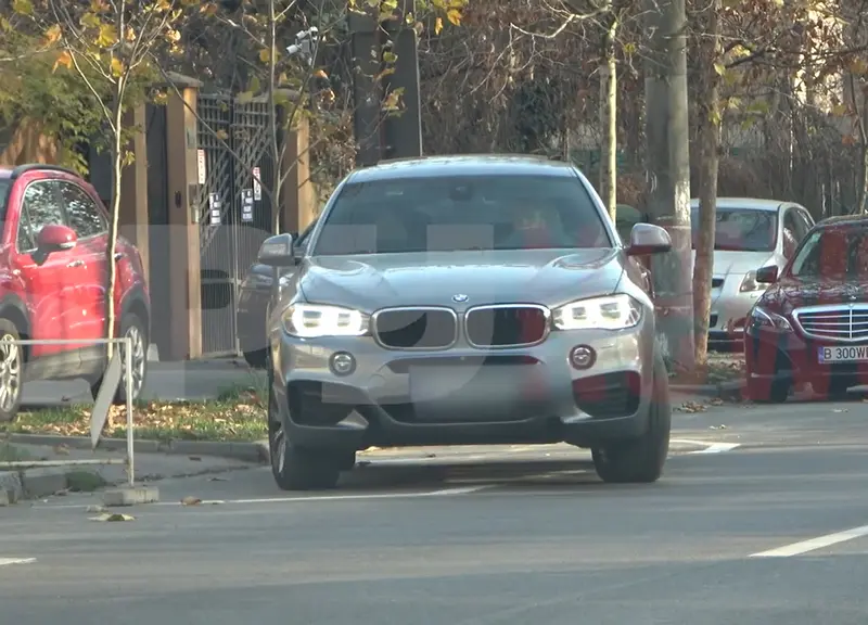 Ioana Marcu, iubita lui Ciprian Marica, are SUV: nu poartă centura și forțează semaforul. / Foto: captură video, spynews.ro