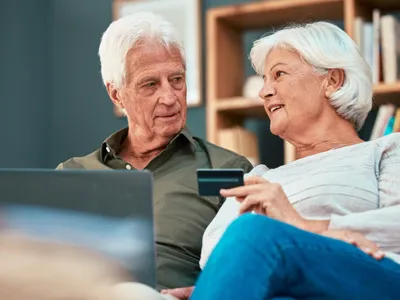 Pensionari la pensie cu cardul - Foto: Freepik