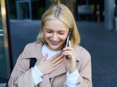 Femeie care vorbește la telefon - Foto: Magnific.com (Imagine cu rol ilustrativ)