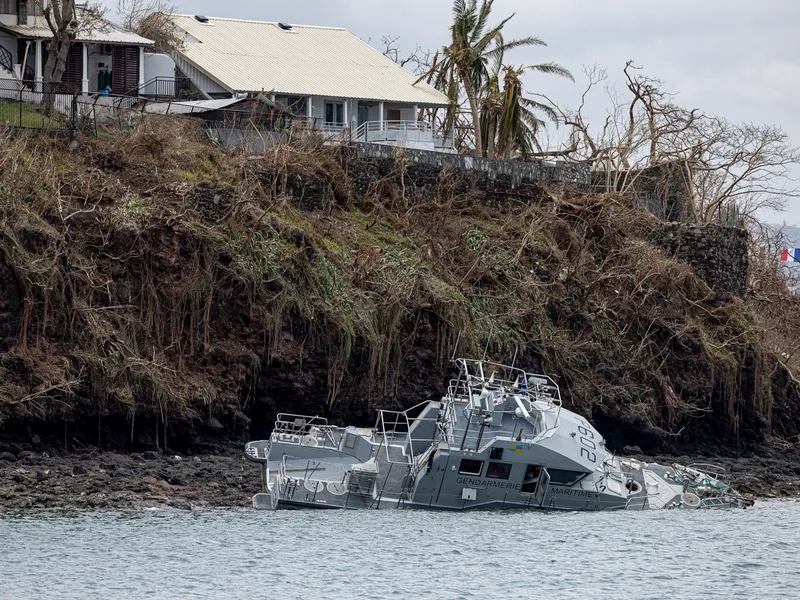 9 români erau pe insula Mayotte, lovită de ciclonul Chido. Evacuați cu o aeronavă militară franceză -  Foto: Profimedia Images