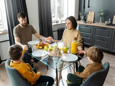 Familie la masă - Foto: freepik (rol ilustrativ)