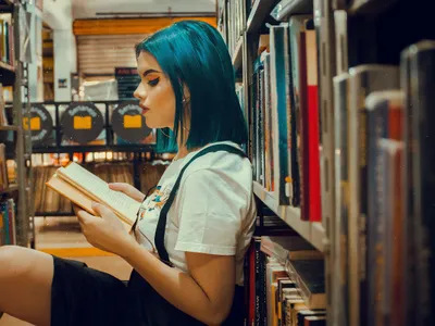 Femeie în bibliotecă - Foto: Pixabay (cu rol ilustrativ)