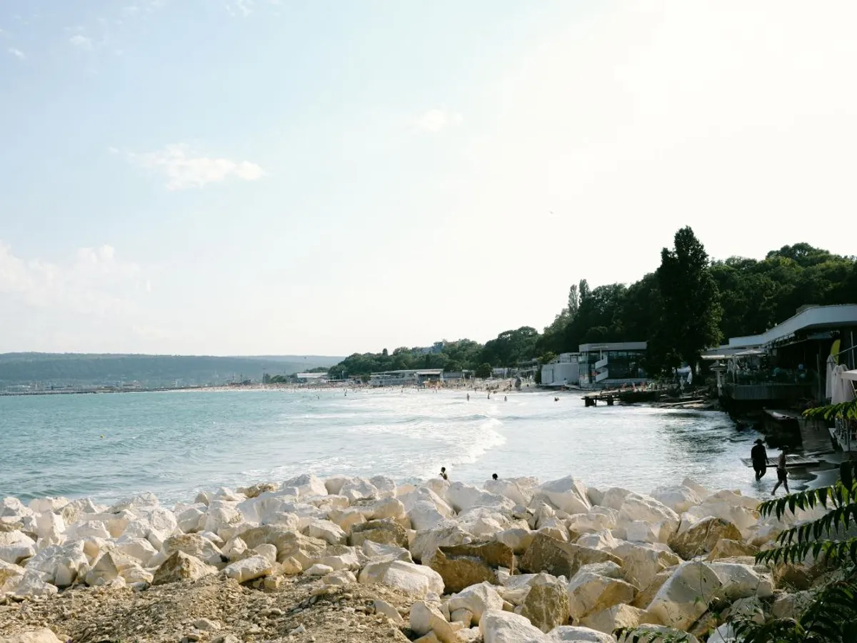 Plajă stâncoasă la Varna - Foto: Pexels/Ramon Karolan