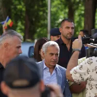 Călin Georgescu cu gărzile de corp, îmbrăcate în negru - Foto: INQUAM PHOTOS /