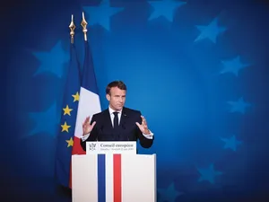 La 23 aprilie 2017, Emmanuel Macron a înfrânt partidele tradiționale de Dreapta și de Stânga, fiind, pentru prima dată de la formarea celei de-a cincea Republici franceze în 1958 când candidații acestora n-au intrat în „finalele“ prezidențiale