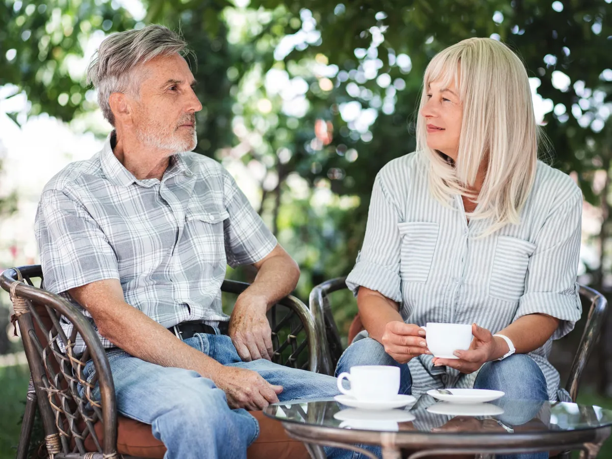 Pensionari la terasă - Foto: Freepik