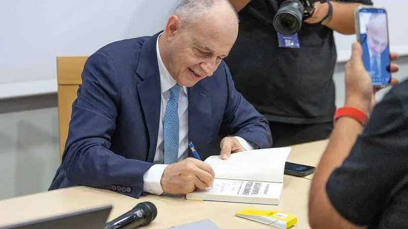 MIircea Geoană a scris și el o carte, nu doar Nicolae Ciucă - Foto: INQUAM PHOTOS/ Casian Mitu