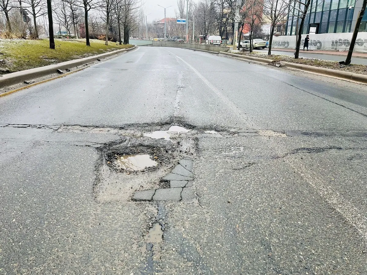Groapa înainte de pasaj - Foto: Poliția Rutieră