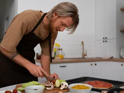 Bărbat care taie ciuperci - Foto: Freepik (Imagine cu rol ilustrativ)