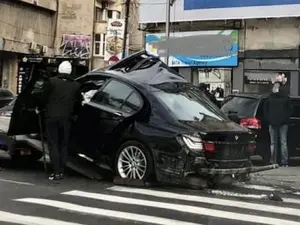 Urmărit de polițiști, un șofer a intrat cu mașina într-un stâlp, în centrul Capitalei. Foto: Facebook/ InfoTrafic București și Ilfov