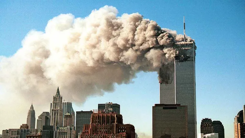 SCÂNTEI DE RĂZBOI Precedent? Atacurile împotriva World Trade Center din 2001 (deasupra, sus) au declanșat invazia SUA în Afganistan. Criza rachetelor cubaneze din 1962 a provocat aproape un război nuclear