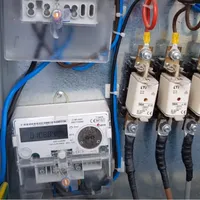 Un tânăr de 34 de ani și-a „rezolvat” factura la curent. Și-a făcut racord trifazat ilegal. / Foto: electritec.ro