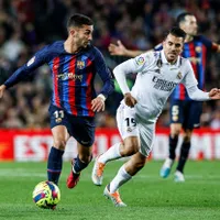 Ferran Torres de la FC Barcelona față în față cu Dani Ceballos de la Real Madrid într-o partidă "El Clasico" din 19 martie 2023 Foto: profimediaimages