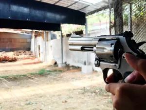 Pistol încercat la poligon - Foto: Freepik