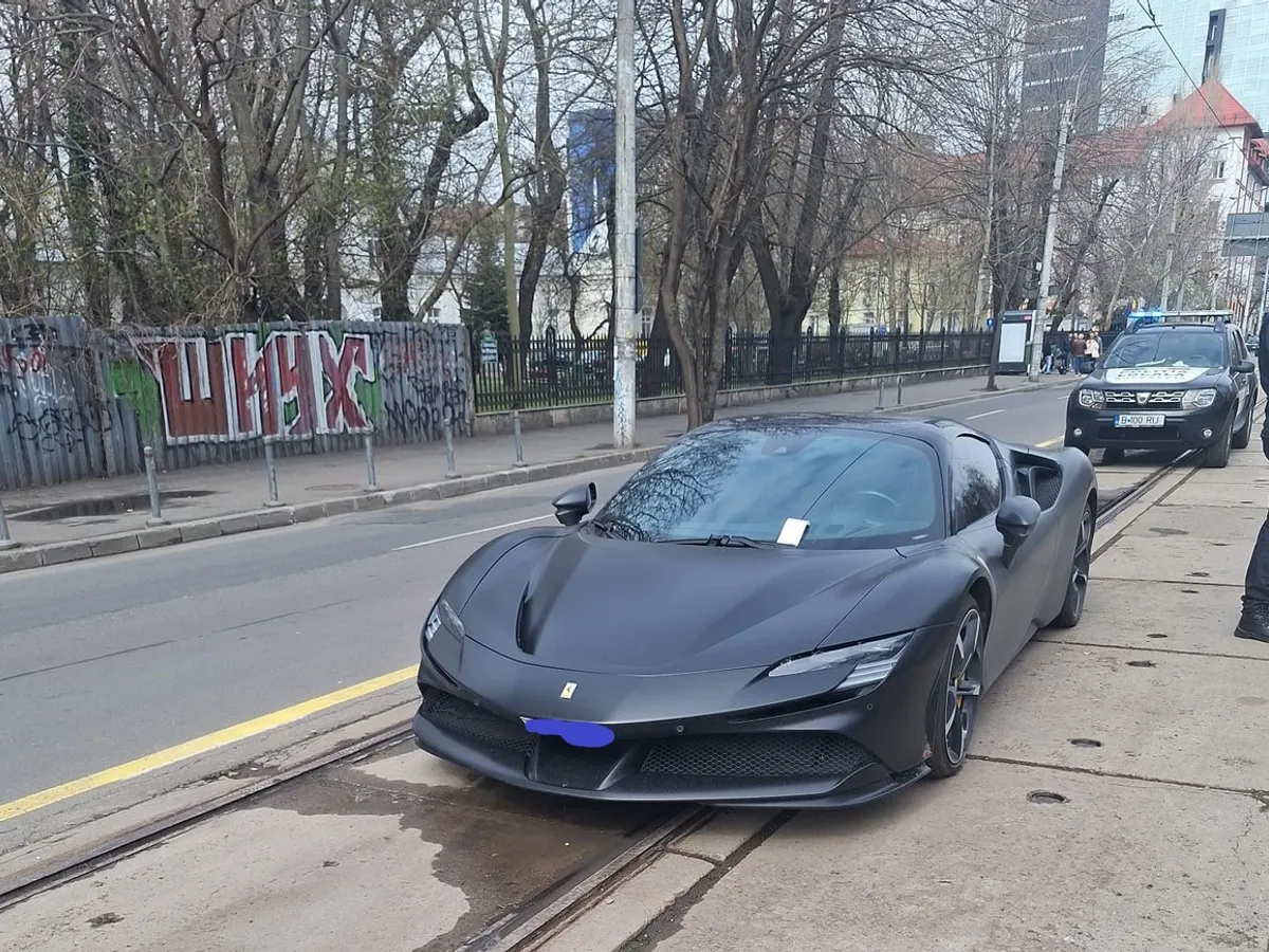 FOTO Un „șmecher” și-a parcat Ferrari-ul de 400.000€ pe mijlocul unui bulevard din București. Ce amendă a luat
