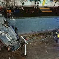Mașină căzută de la etajul II al parcării unui mall. Tânărul de la volan, care nu avea permis, rănit - Foto: Infotrafic București și Ilfov/Facebook