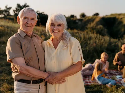 Pensionari aflați în parc - Foto: freepik