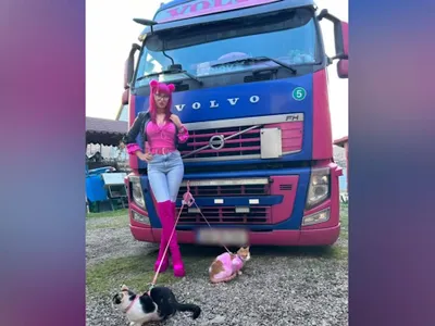 O șoferiță româncă de 35 de ani face furori. Se îmbracă stil Barbie și conduce un TIR roz - Foto: captură video/gandul.ro