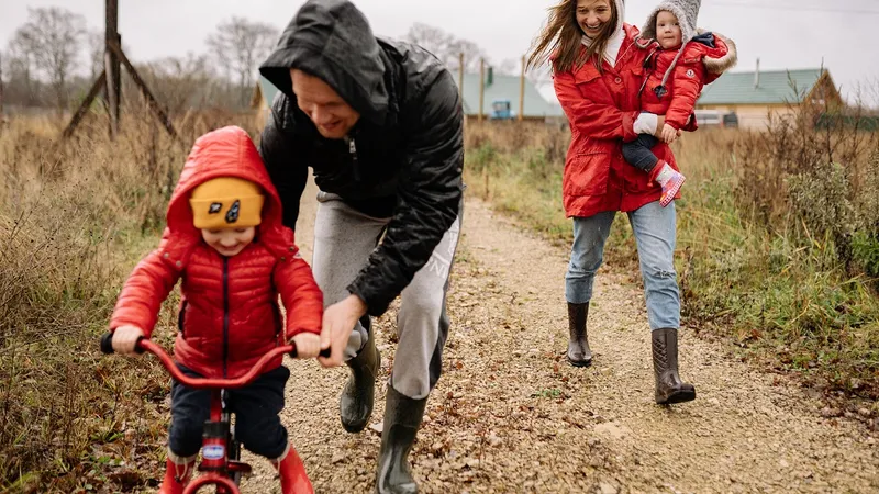 Copiii nu mai sunt numiți după tată. Trebuie să primească numele de familie ale ambilor părinţi. / Pexels / Yan Krukov