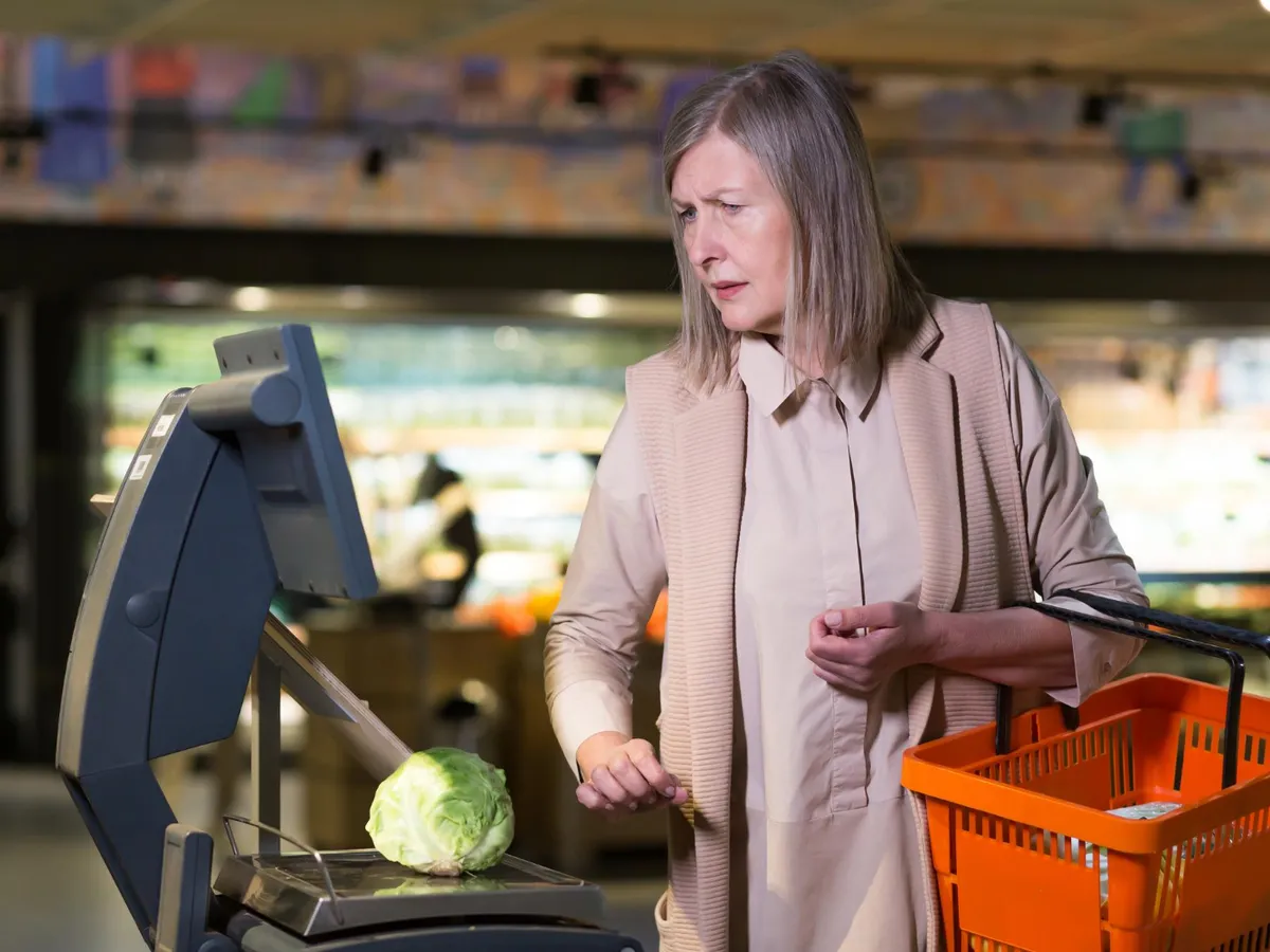 Femeie la supermarket - Foto: Freepik