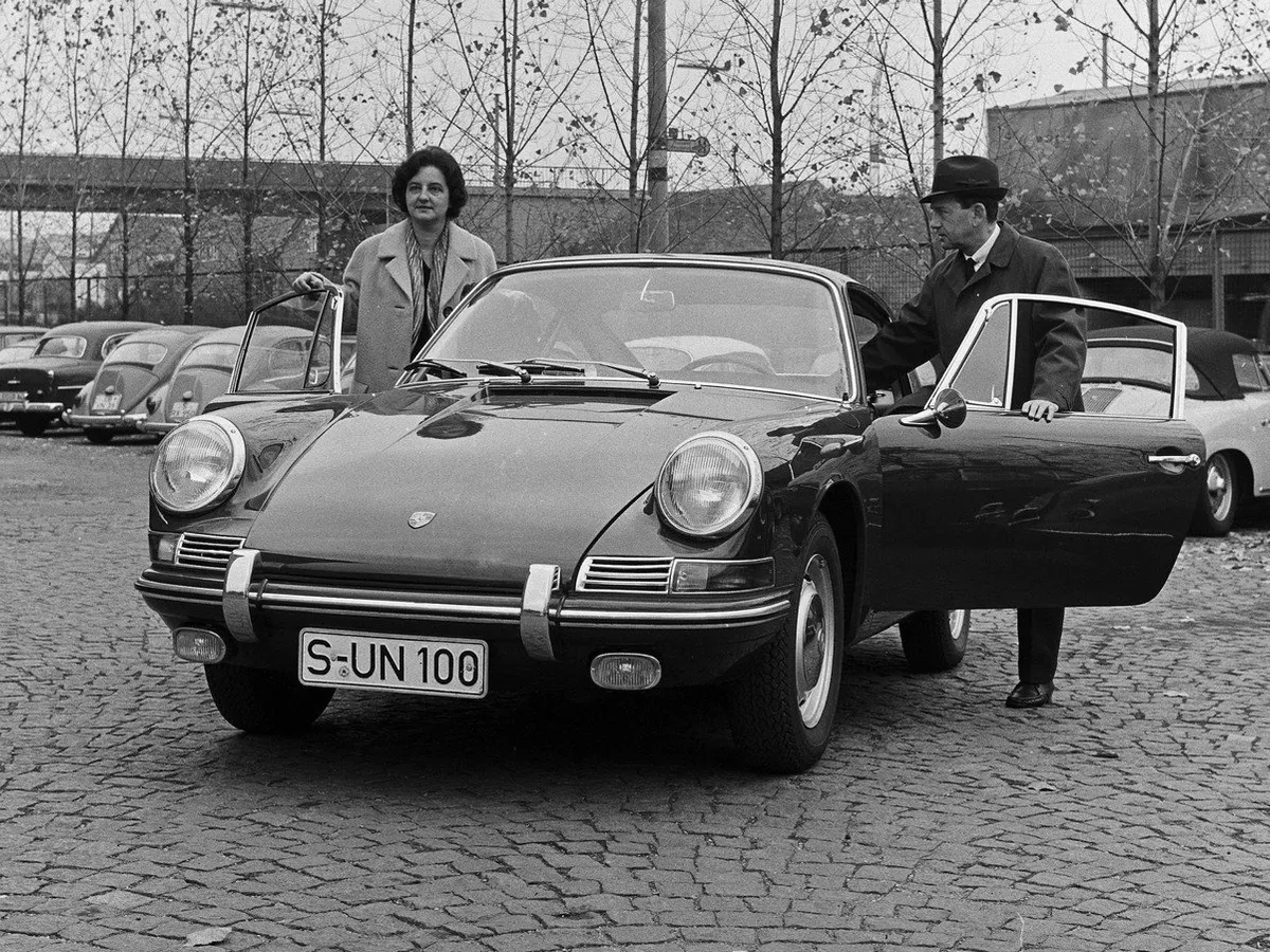 FERRY PORSCHE la volanul modelului 911 desenat de fiul său.