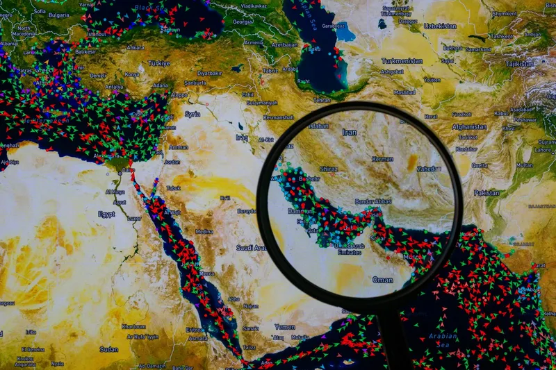 O mulțime de nave comerciale așteaptă deschiderea Str&acirc;mtorii Ormuz - Foto: Profimedia Images (imagine cu rol ilustrativ)