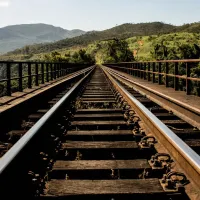Adolescentului căruia i se reataşase piciorul tăait de tren nu i s-a prins operaţia, nouă amputare - Foto: PXHere