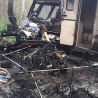 Două persoane au ajuns la spital după ce rulota în care se aflau a luat foc. De la ce? - Foto: ISU