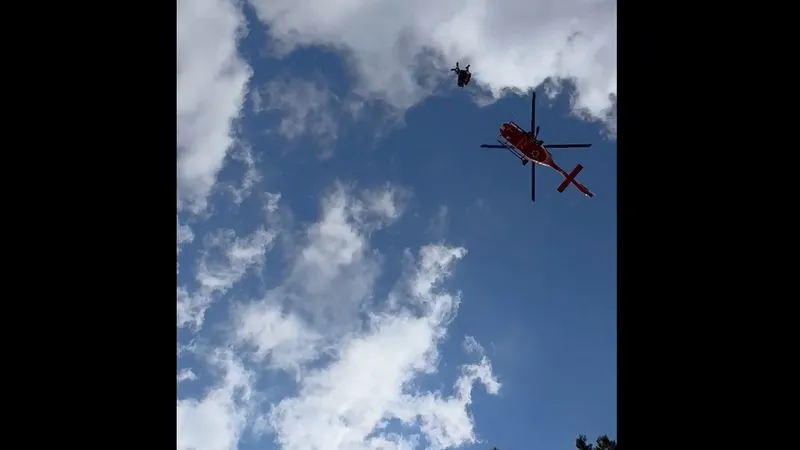 Salvare ca-n filme, cu elicopterul, de sub vârful Păpușa Mare. O femeie a căzut într-o râpă - Foto: captură video