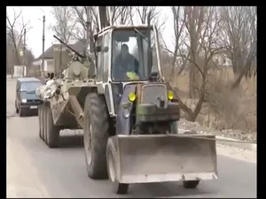 VIDEO Fermierii ucraineni folosesc tractoare pentru a tracta tancurile rusești, pradă de război