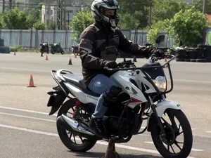 Șoferii cu categoria B vor putea conduce și motociclete. Cine se încadrează și ce trebuie îndeplinit - Foto: Observator / imagine cu caracter ilustrativ