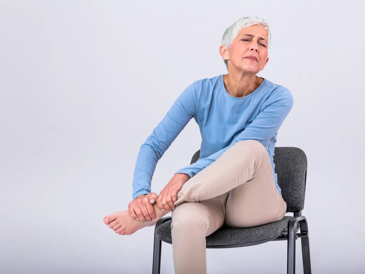 Pensionar cu durere la picior - Foto: Freepik (Imagine cu rol ilustrativ)