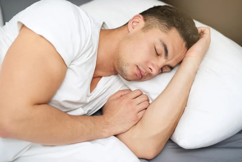 Bărbat care doarme - Foto: Freepik (Imagine cu rol ilustrativ)