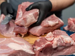 Carnea de porc se scumpește. Apogeul va fi atins de sărbători. Cât costă un kg de pulpă dezosată - Foto: Profimedia images