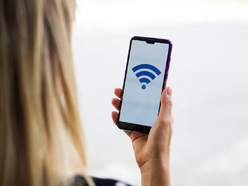 Butonul de pe telefon pe care să-l apeși atunci când pleci de acasă. Altfel datele tale sunt expuse - Foto: freepik (rol ilustrativ)