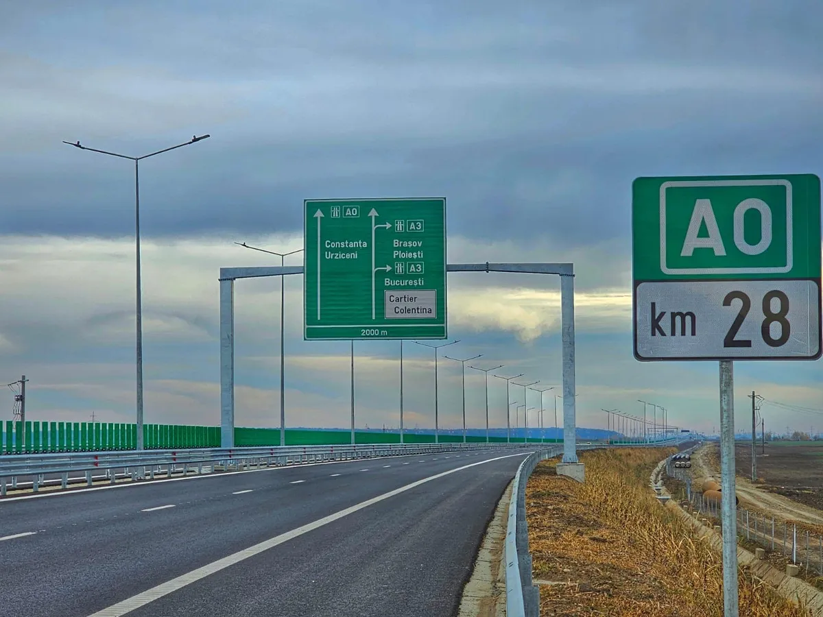 Mai multe case nu vor mai avea acces la drum după construcția autostrăzii A0. Vor fi izolate complet Foto: Facebook/CNIR