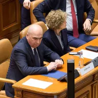 Premierul Ilie Bolojan, în plenul Legislativului, la votul pe moţiunea de cenzură de la finalul anului trecut - Foto: Profimedia Images