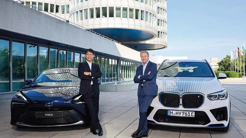 MOBILITATE Koji Sato, președinte și membru al Consiliului de Administraţie Toyota Motor Co., alături de Toyota Mirai, și Oliver Zipse, președintele Consiliului de Administraţie al BMW AG, alături de BMW iX5 Hydrogen