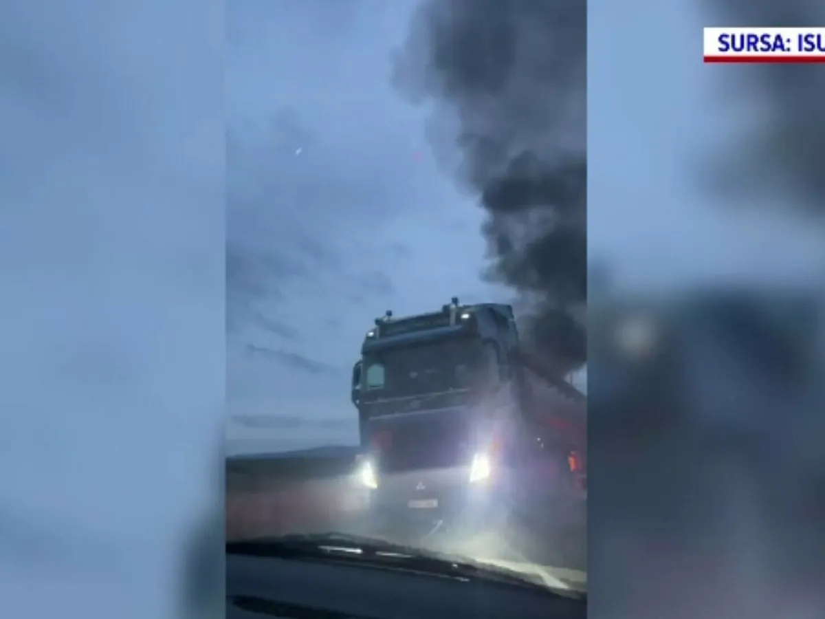 Panică pe DN28, după ce o cisternă încărcată cu alcool a luat foc în mers. Pompierii au intervenit  - Foto: ISU Iași