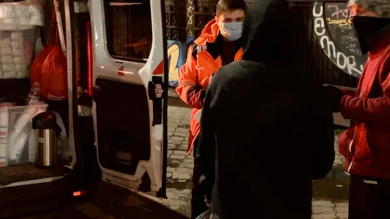 Echipa Carusel distribuie pachete din timpul stării de urgență oamenilor vulnerabili. Sursa: Facebook Carusel