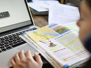 Caz de COVID, la Şcoala 75 din Bucureşti: elevii trec parțial în sistem online. / Foto: oradesibiu.ro