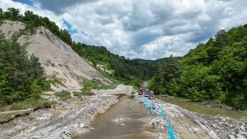 Măsuri de sprijin pentru populaţia lovită de contaminarea râului Târnava Mică. Se caută surse de apă - Foto: Profimedia Images