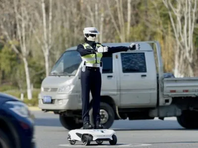 Polițiștii rutieri, înlocuiți cu roboți inteligenți în intersecții - Foto: humanoidroboticstechnology.com
